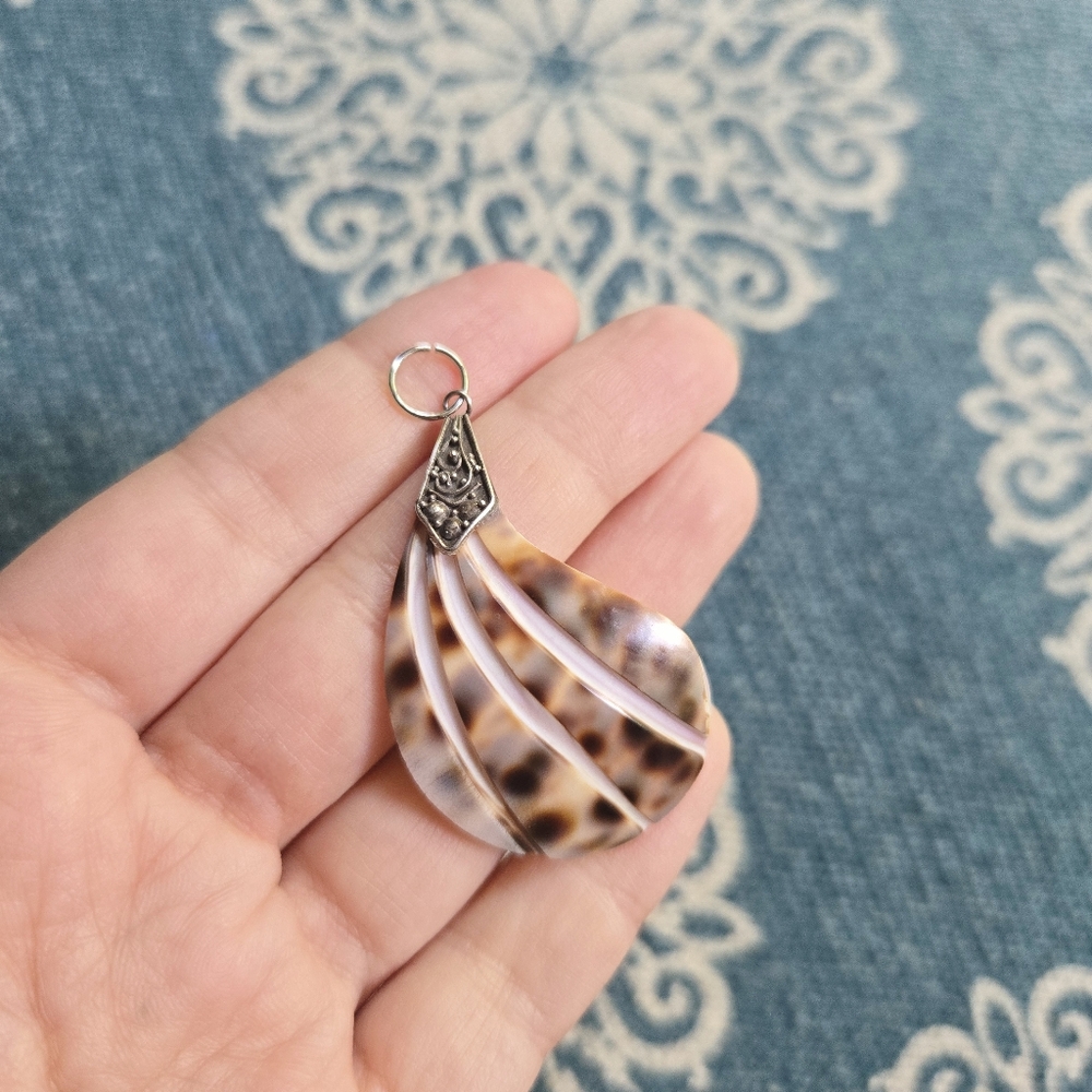 Vintage Art Deco Nouveau Style Shell Pendant